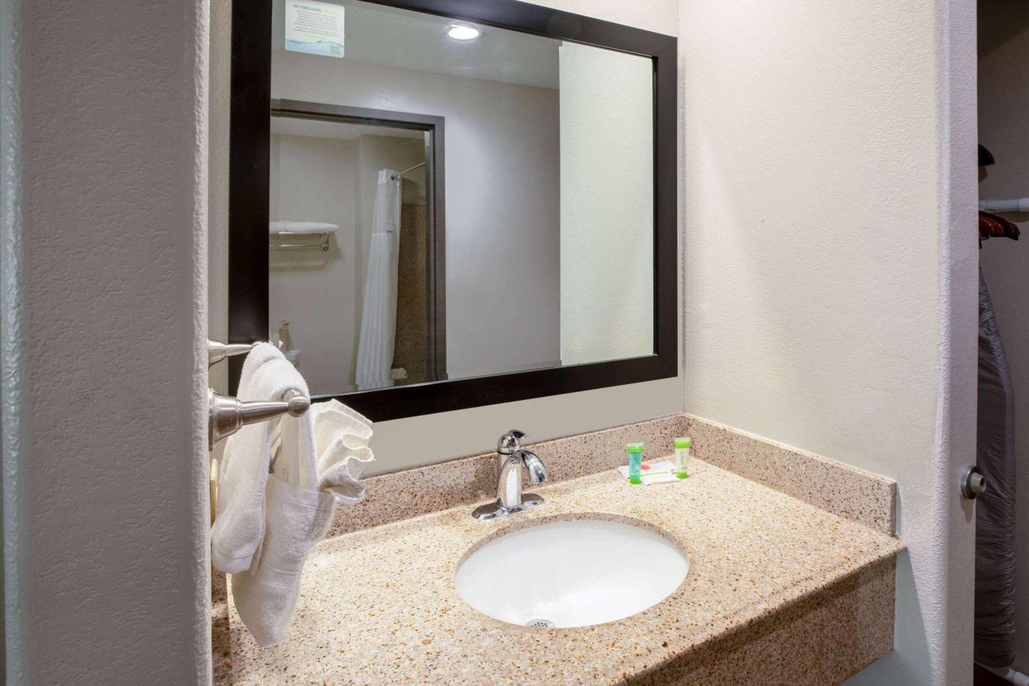 Days Inn By Wyndham Baton Rouge I-10 Prairieville Εξωτερικό φωτογραφία